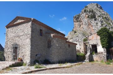 La chiesa di San Nicola, invece, presenta un abside semicircolare ma sempre con un’unica navata. Il campanile ancora è in funzione e, ancora oggi, si svolgono alcune celebrazioni religiose particolari.