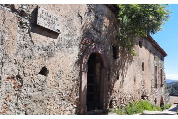 Il palazzo baronale di San Severino di Centola è l’edificio più grande del borgo. La sua struttura attraversa l’intero paese vecchio. L’edificio è stato costruito nel 1.400. Nel corso del tempo, è stato ampliato anche grazie al congiungimento con un altro fabbricato.<br>Il palazzo è costituito da tre piani non comunicanti tra loro, si accede esclusivamente dal livello della via grazie anche alla predisposizione dell’abitato vecchio di San Severino.