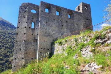 La chiesa di Santa Maria degli Angeli si trova nell’area sud di San Severino vecchia, presenta un’unica navata e l’abside pentagonale. Il campanile è a pianta quadrata.